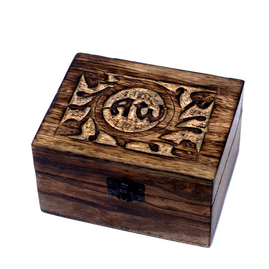Stylish Mango Wood Aromatherapy Box - Elegant Storage for 12 Essential Oils